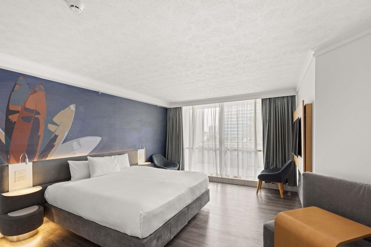 Hypo-allergenic bedding, in-room safe, desk, blackout curtains