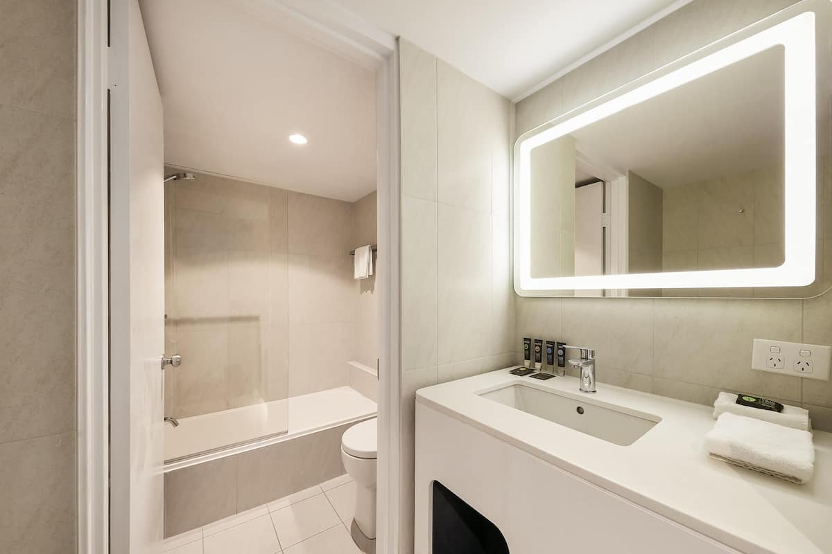 Hypoallergeen beddengoed, een kluis op de kamer, een bureau