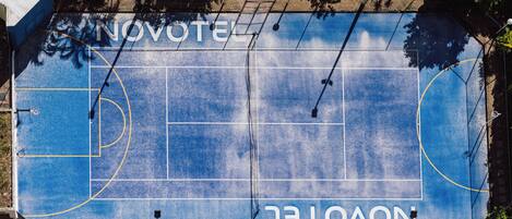 Vista aérea de una cancha de baloncesto con la palabra 'NOVOTEL' pintada en ella.