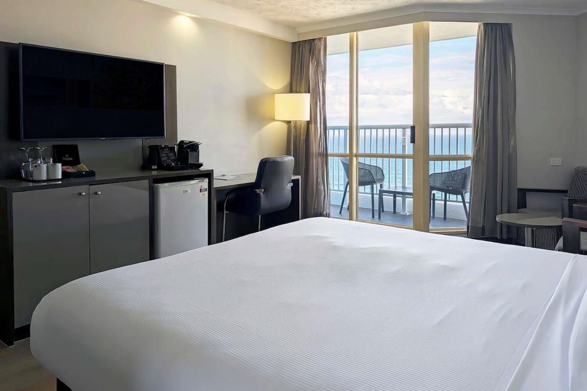 Executive Room, 1 King Bed, Ocean View | Hypo-allergenic bedding, in-room safe, desk, blackout drapes