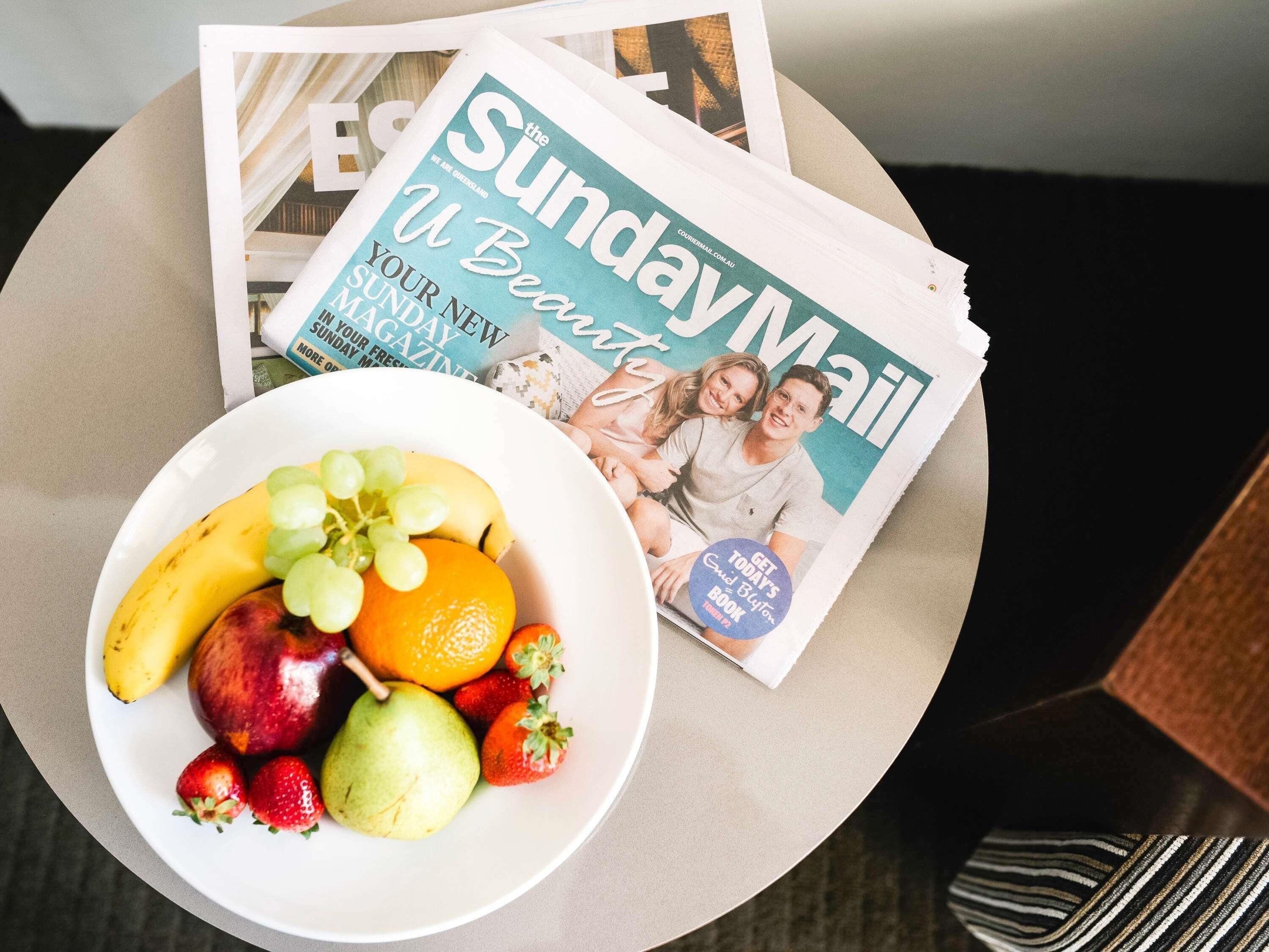 Een fruitschaal en een tijdschrift op een tafel.