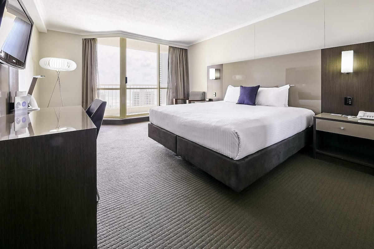 Hypo-allergenic bedding, in-room safe, desk, blackout curtains