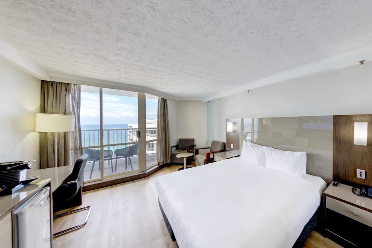 Hypo-allergenic bedding, in-room safe, desk, blackout curtains