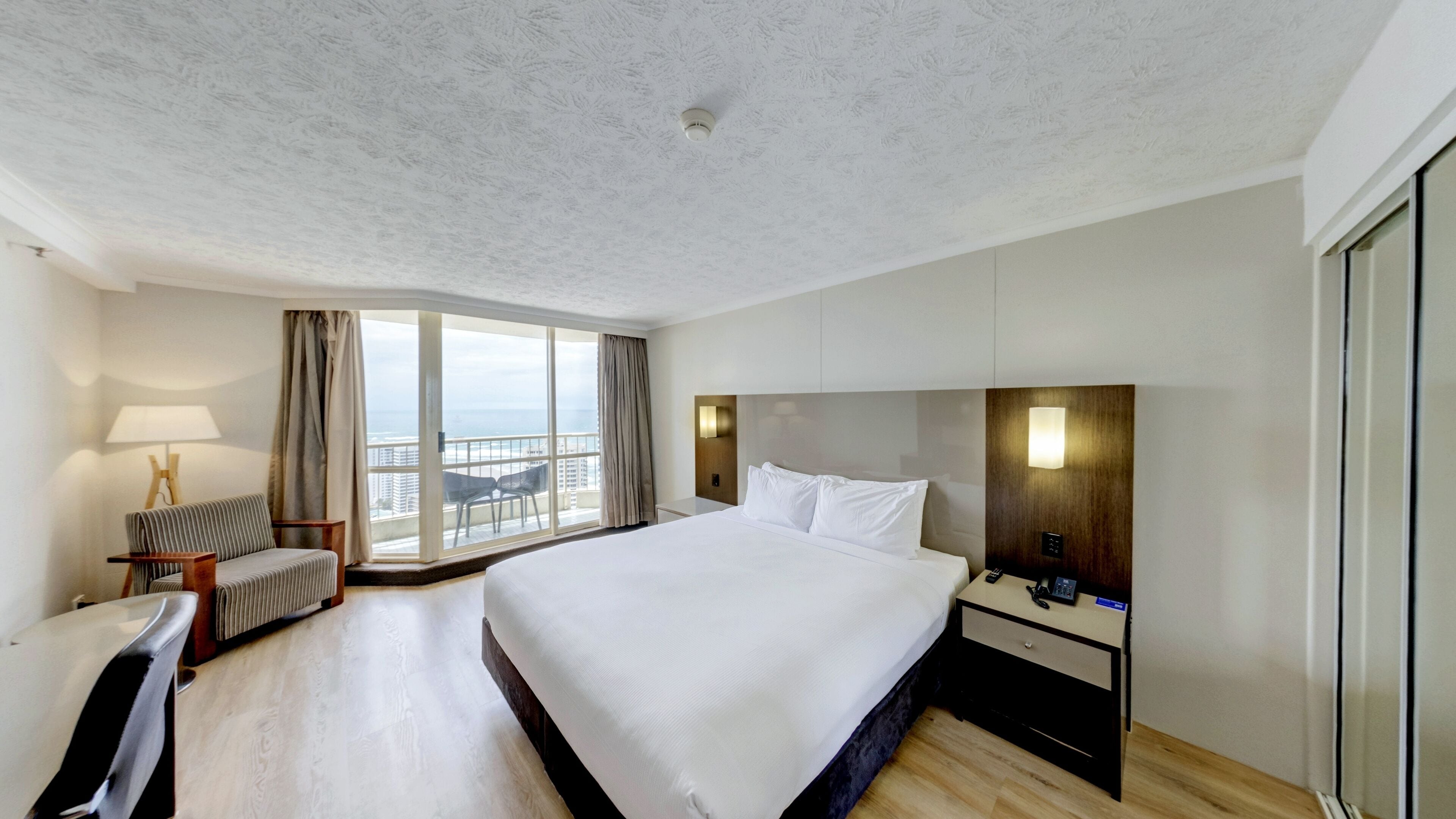 Habitación superior, 1 cama de matrimonio grande | Ropa de cama hipoalergénica, caja fuerte, escritorio y cortinas opacas