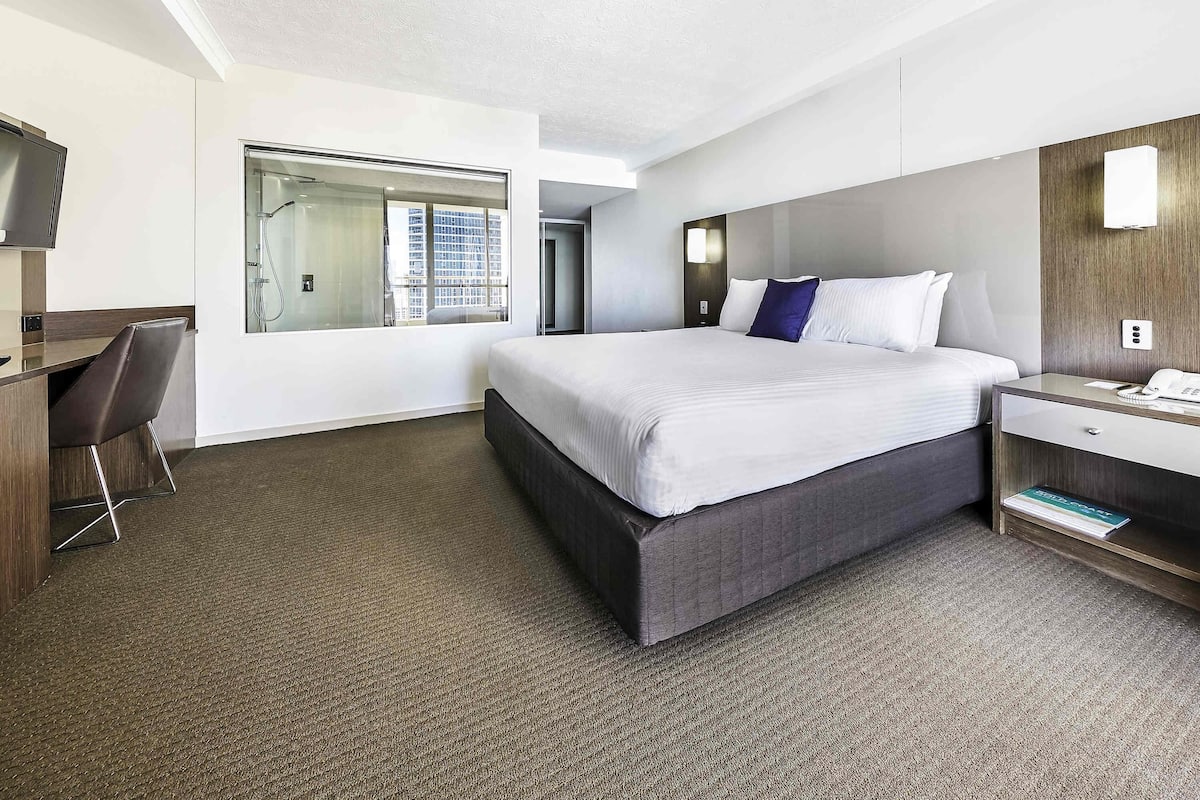 Hypo-allergenic bedding, in-room safe, desk, blackout curtains