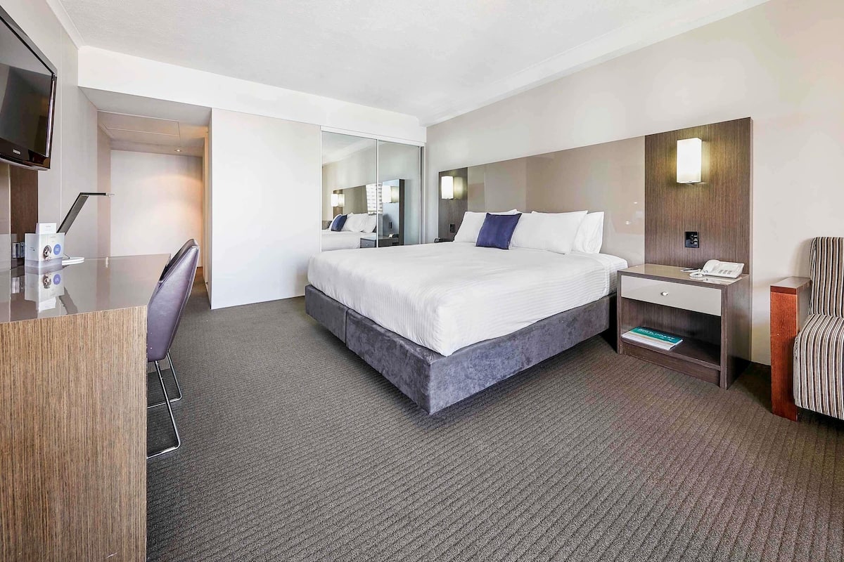 Ropa de cama hipoalergénica y caja de seguridad en la habitación