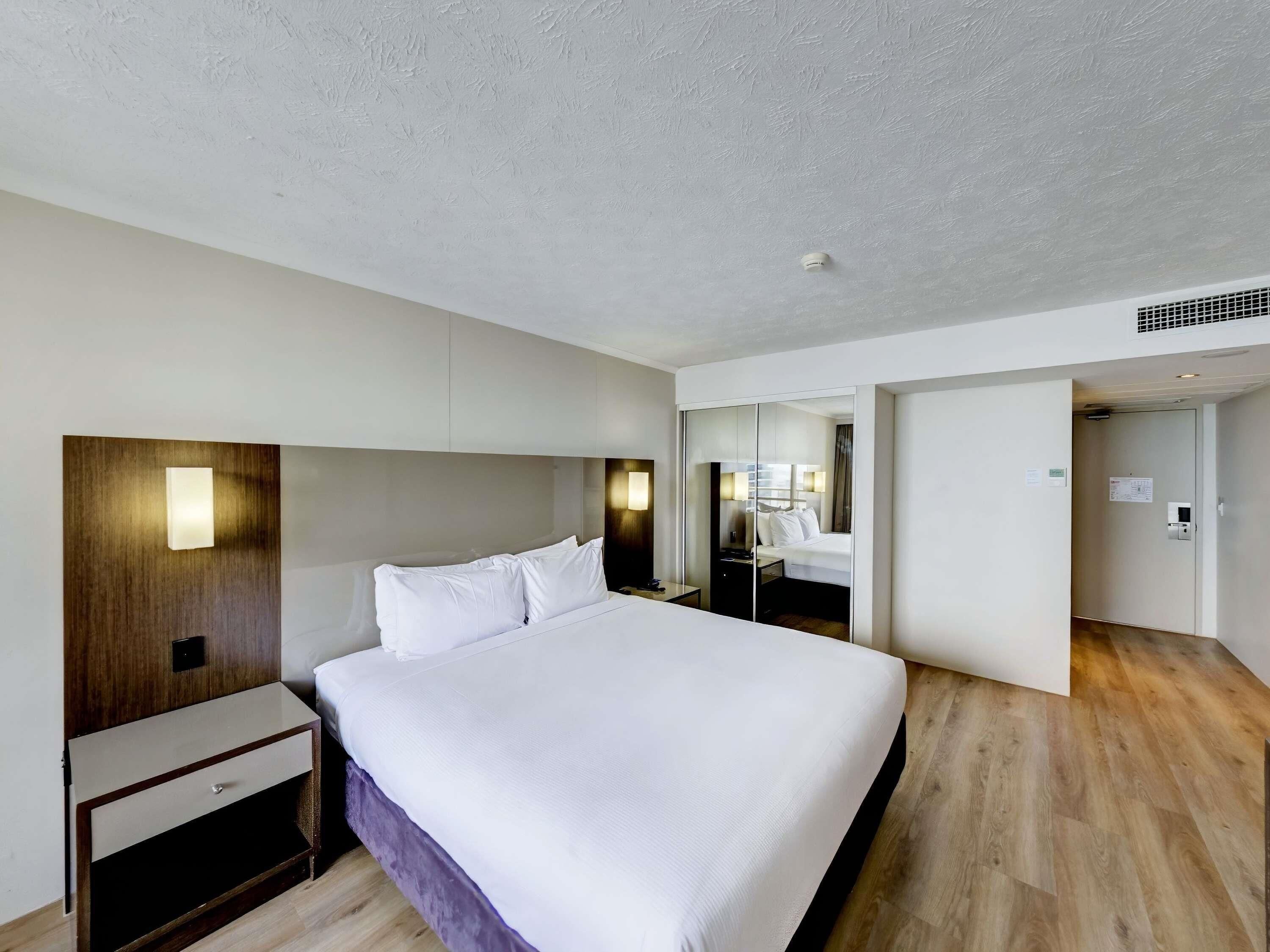 Allergitestade sängkläder, värdeförvaringsskåp på rummet och skrivbord