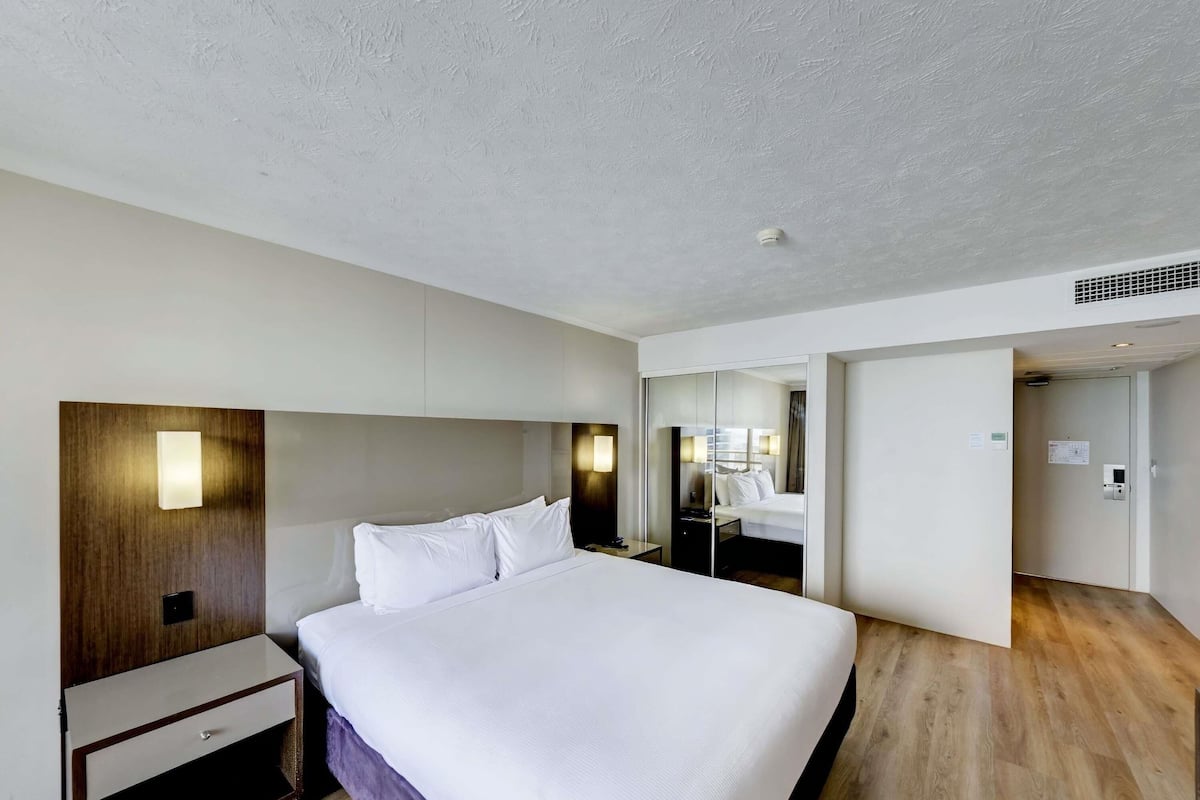 Allergitestade sängkläder, värdeförvaringsskåp på rummet och skrivbord