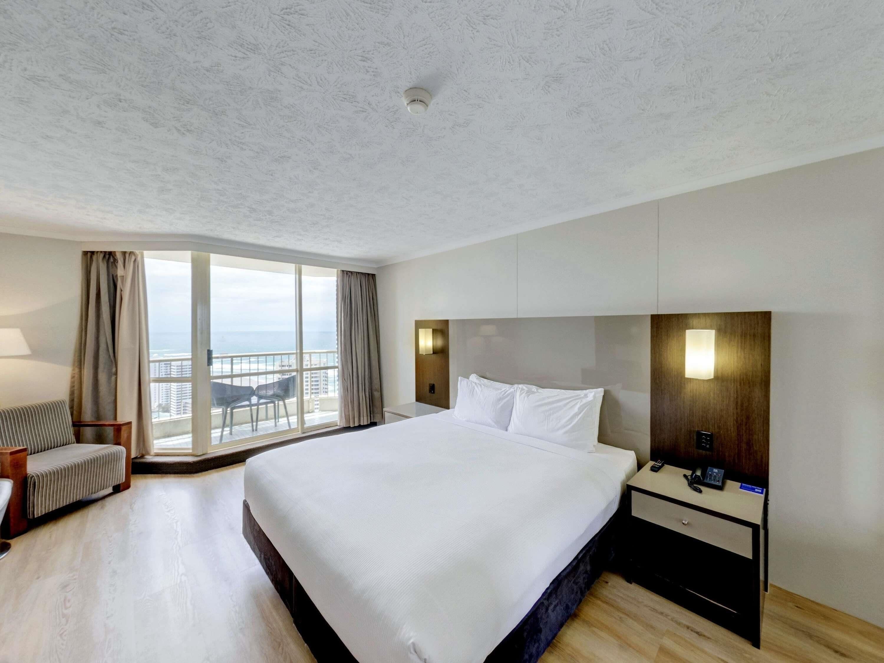 Habitación superior, 1 cama de matrimonio grande | Ropa de cama hipoalergénica, caja fuerte, escritorio y cortinas opacas