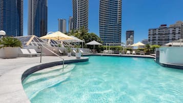 Piscina externa, piscina aquecida, espreguiçadeiras