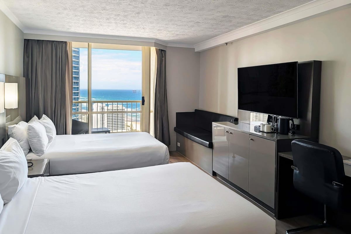 高级房, 2 张双人床, 海洋景观 | 防过敏的被褥、客房内保险箱、办公桌、遮光窗帘