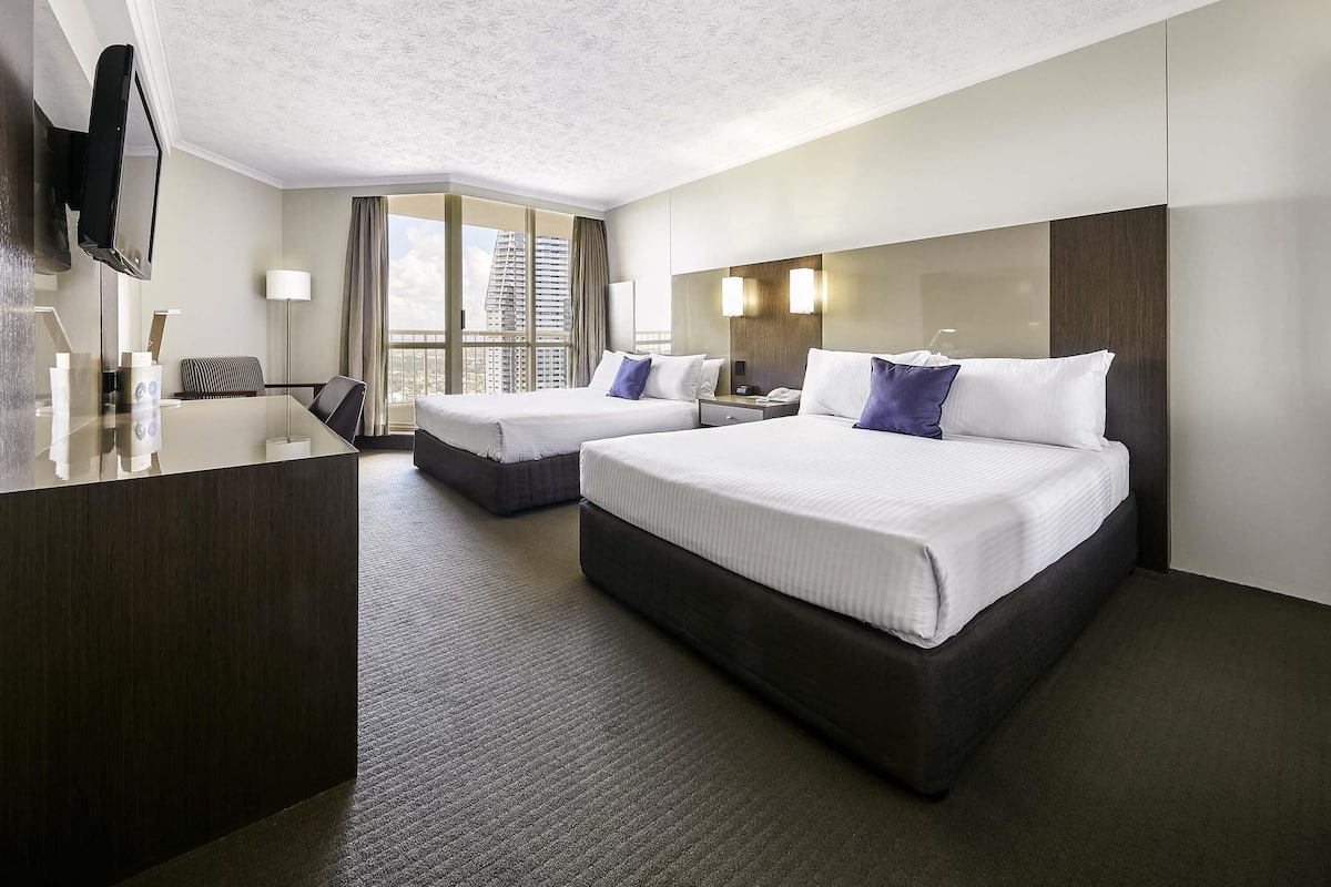Hypo-allergenic bedding, in-room safe, desk, blackout curtains