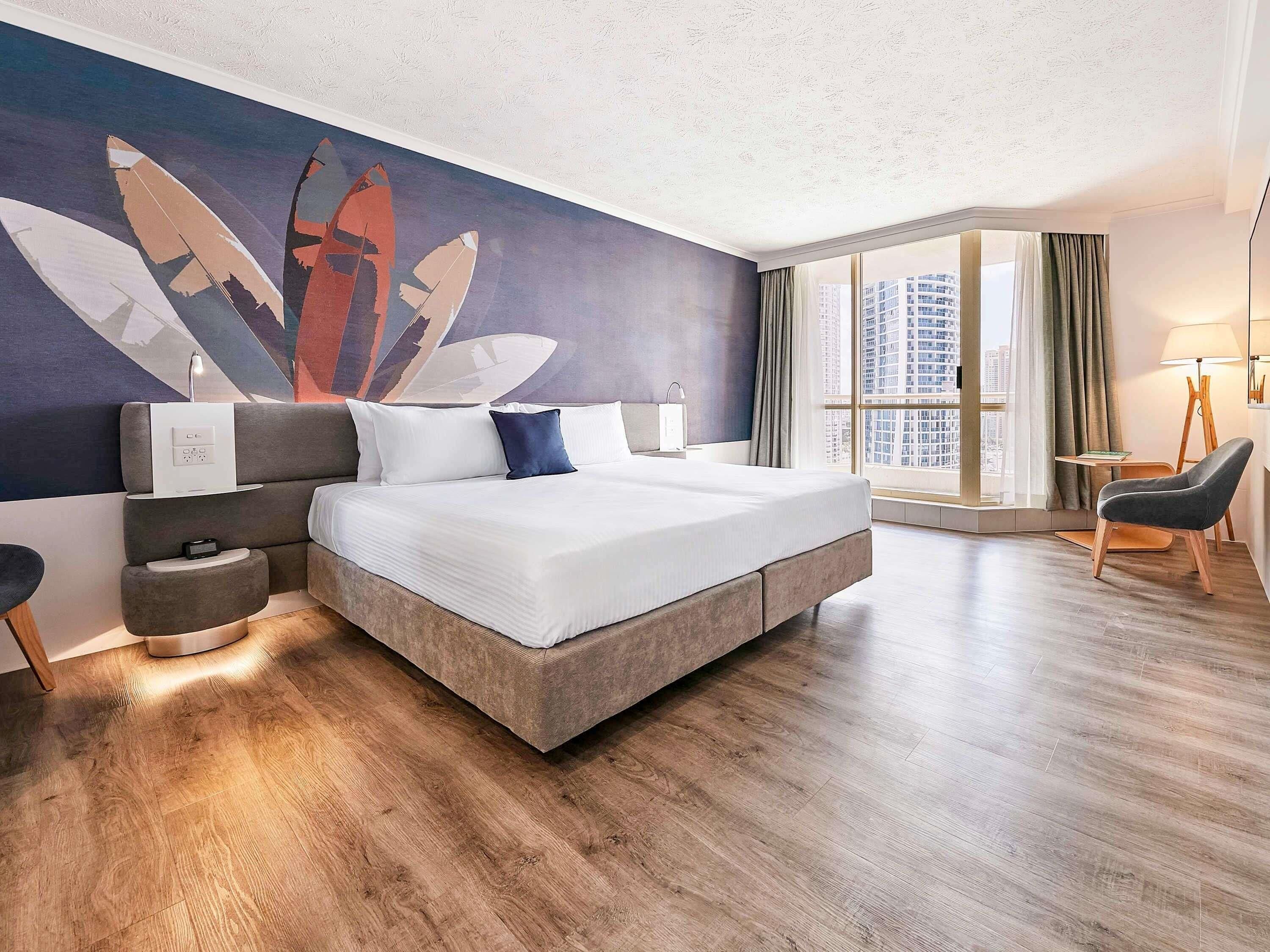 Hypo-allergenic bedding, in-room safe, desk, blackout curtains