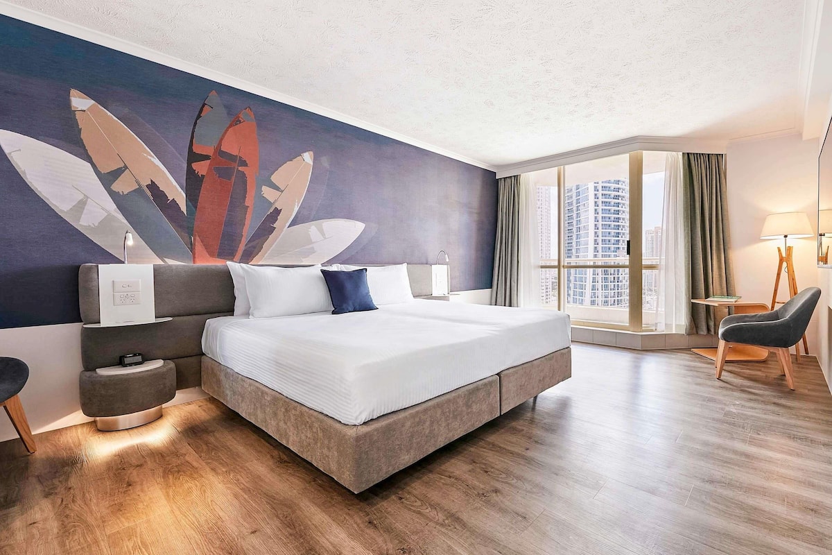 Hypo-allergenic bedding, in-room safe, desk, blackout curtains