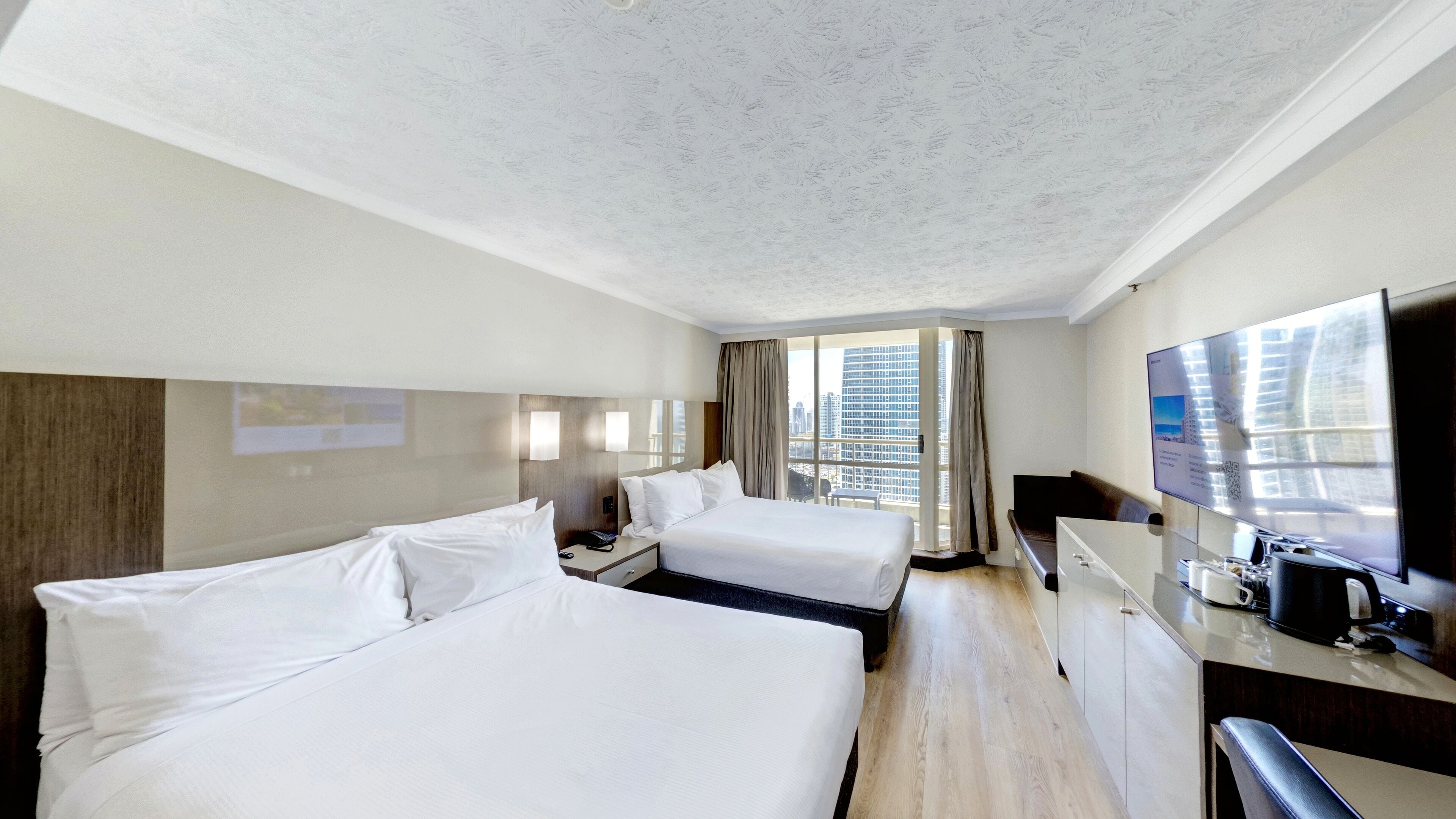 Habitación superior, 2 camas dobles, vistas al mar | Ropa de cama hipoalergénica, caja fuerte, escritorio y cortinas opacas