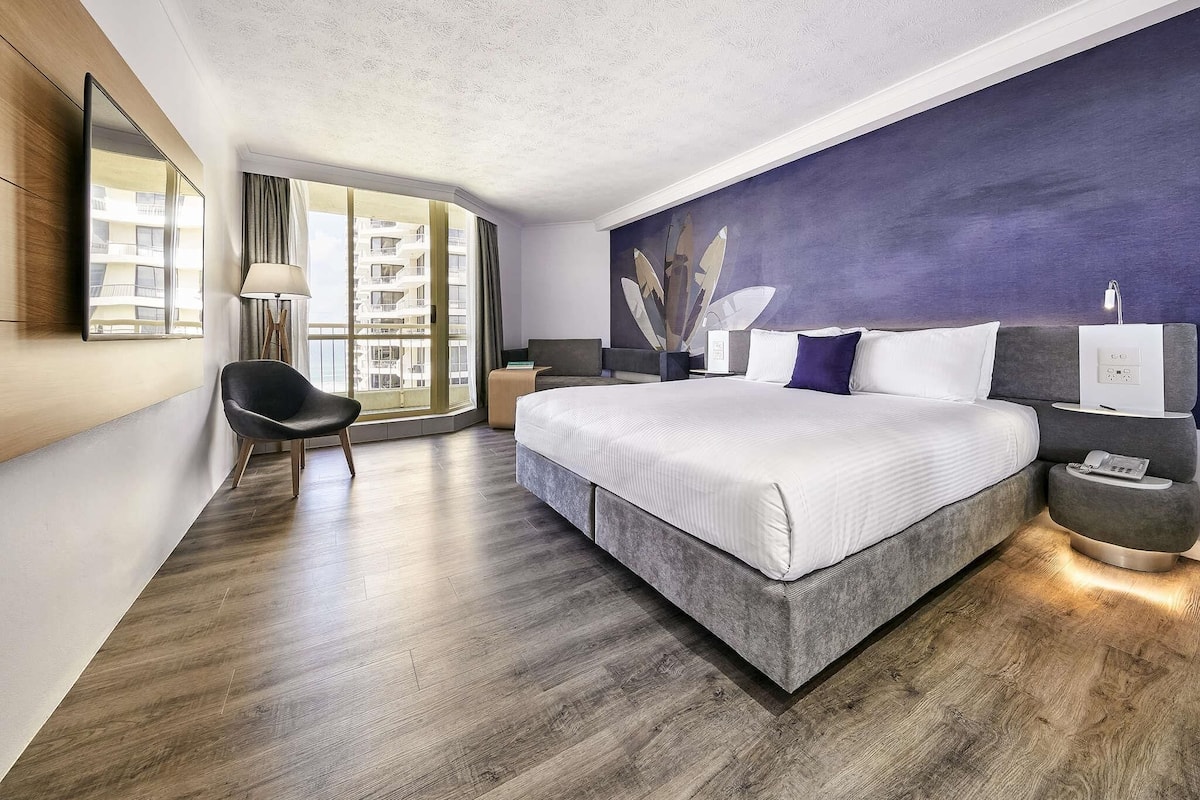 Deluxe Room, 1 King Bed, Ocean View | Hypo-allergenic bedding, in-room safe, desk, blackout drapes