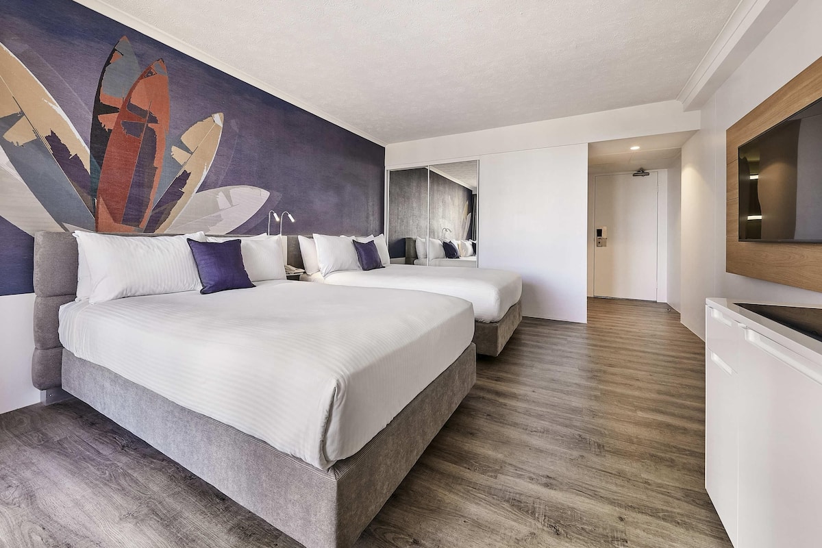 Literie hypoallergĂ©nique, coffre-fort, bureau, rideaux dâobscurcissement