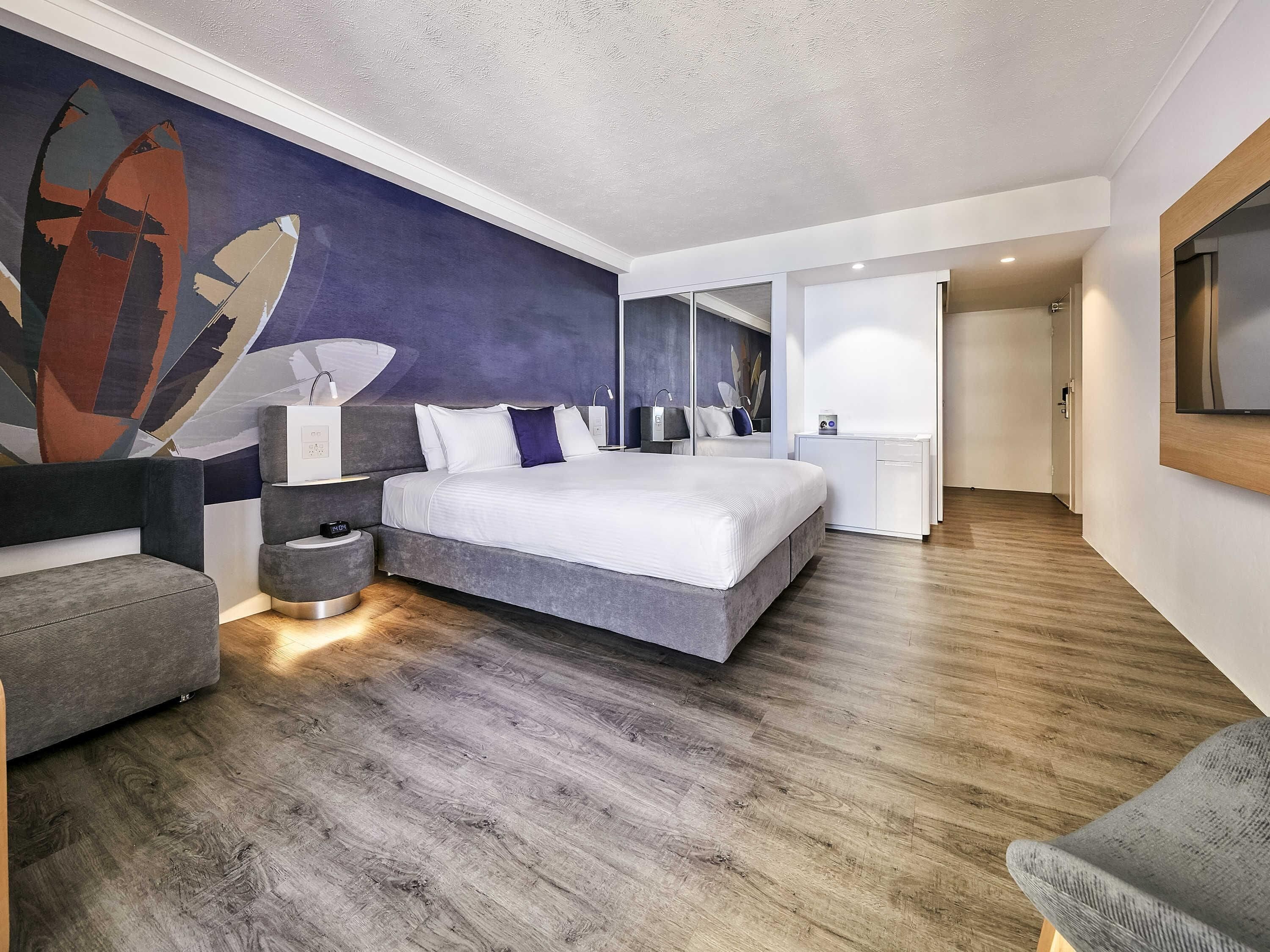 Ropa de cama hipoalergénica, caja fuerte, escritorio y cortinas opacas