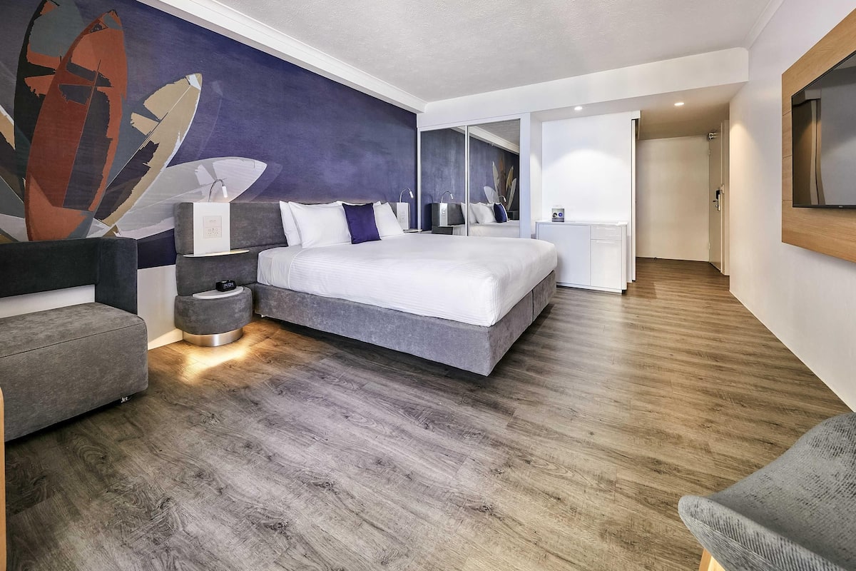 ملاءات للفراش لا تسبب الحساسية وخزنة داخل الغرفة ومكتب وستائر تعتيم