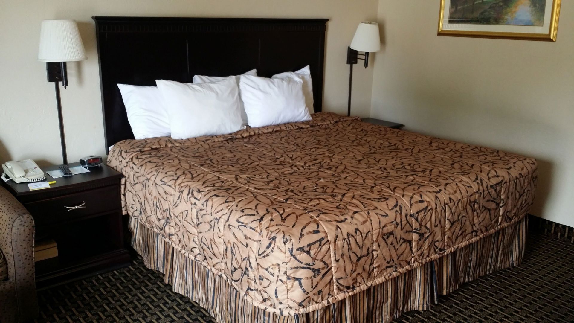 Safe på rommet, skrivebord, strykejern/-brett og barnesenger (inkludert)