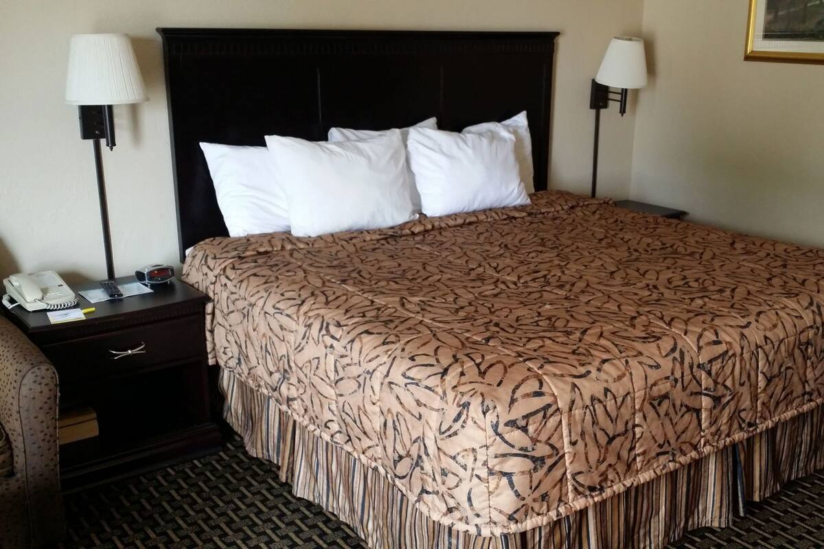 Zimmersafe, Schreibtisch, Bügeleisen/Bügelbrett, kostenlose Babybetten