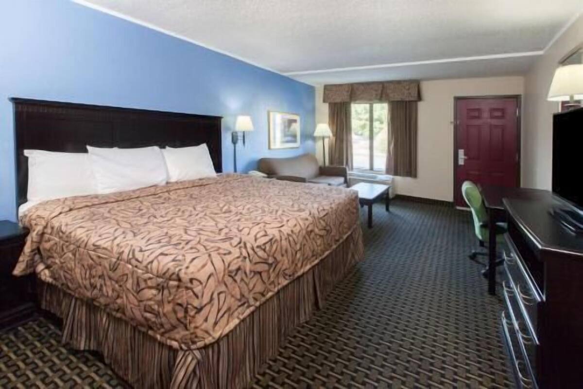 Zimmersafe, Schreibtisch, Bügeleisen/Bügelbrett, kostenlose Babybetten