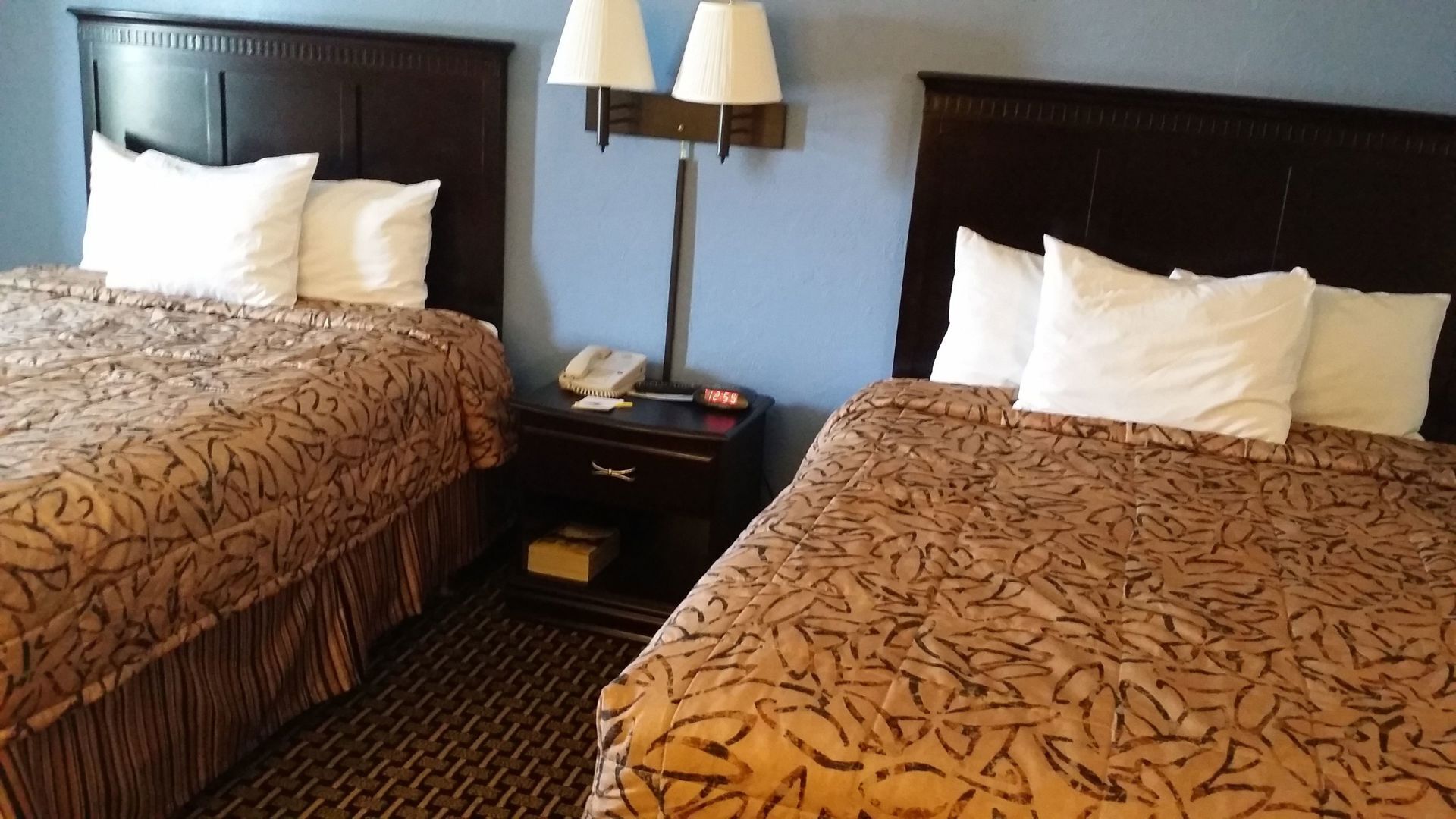 Safe på rommet, skrivebord, strykejern/-brett og barnesenger (inkludert)