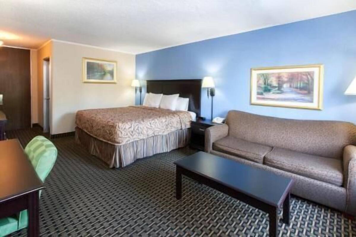 Zimmersafe, Schreibtisch, Bügeleisen/Bügelbrett, kostenlose Babybetten