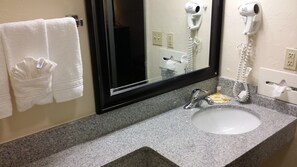 Combined shower/bathtub, free toiletries, hair dryer, towels