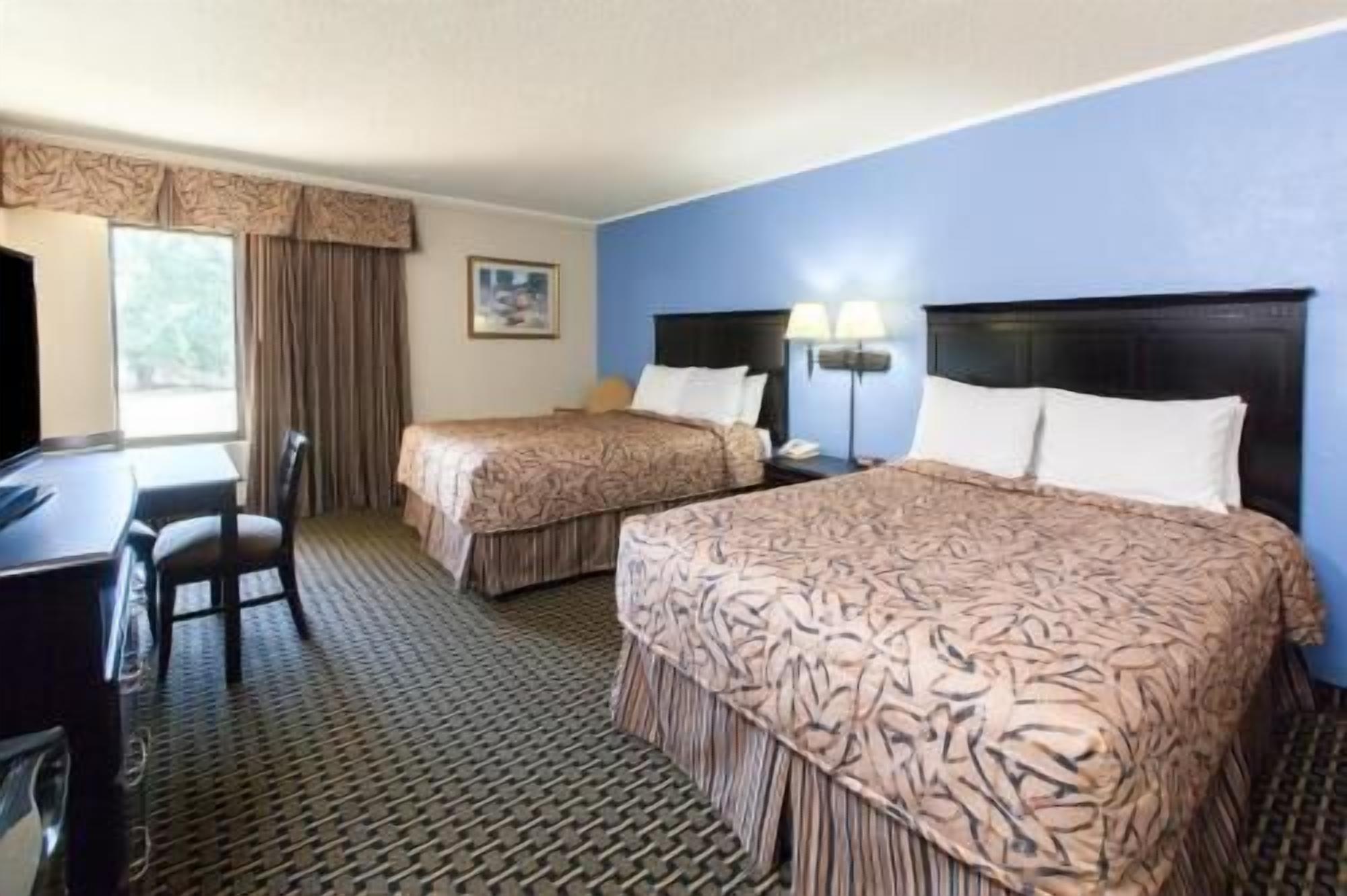 Safe på rommet, skrivebord, strykejern/-brett og barnesenger (inkludert)