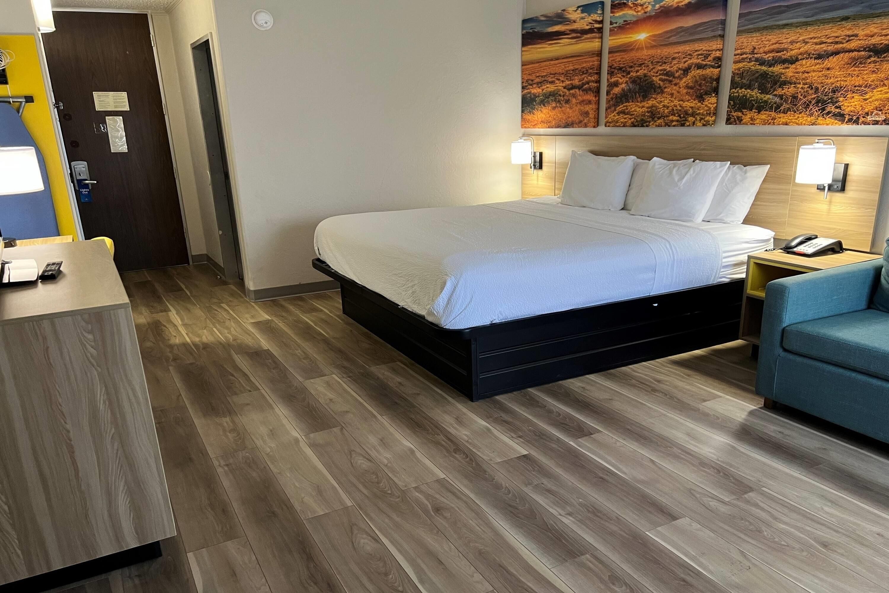 Suite, 1 très grand lit, non-fumeur | Coffre-fort, bureau, fer et planche à repasser, lit de bébé (gratuit)