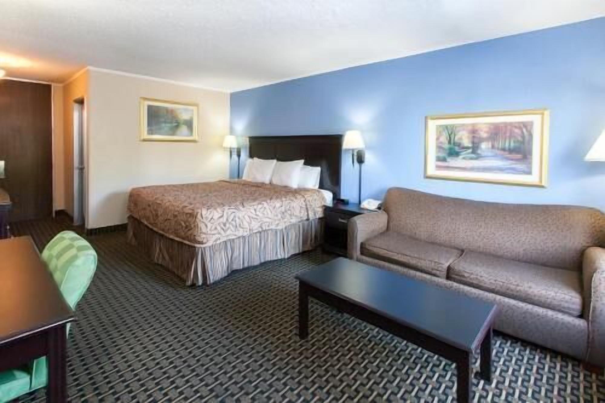 Safe på rommet, skrivebord, strykejern/-brett og barnesenger (inkludert)