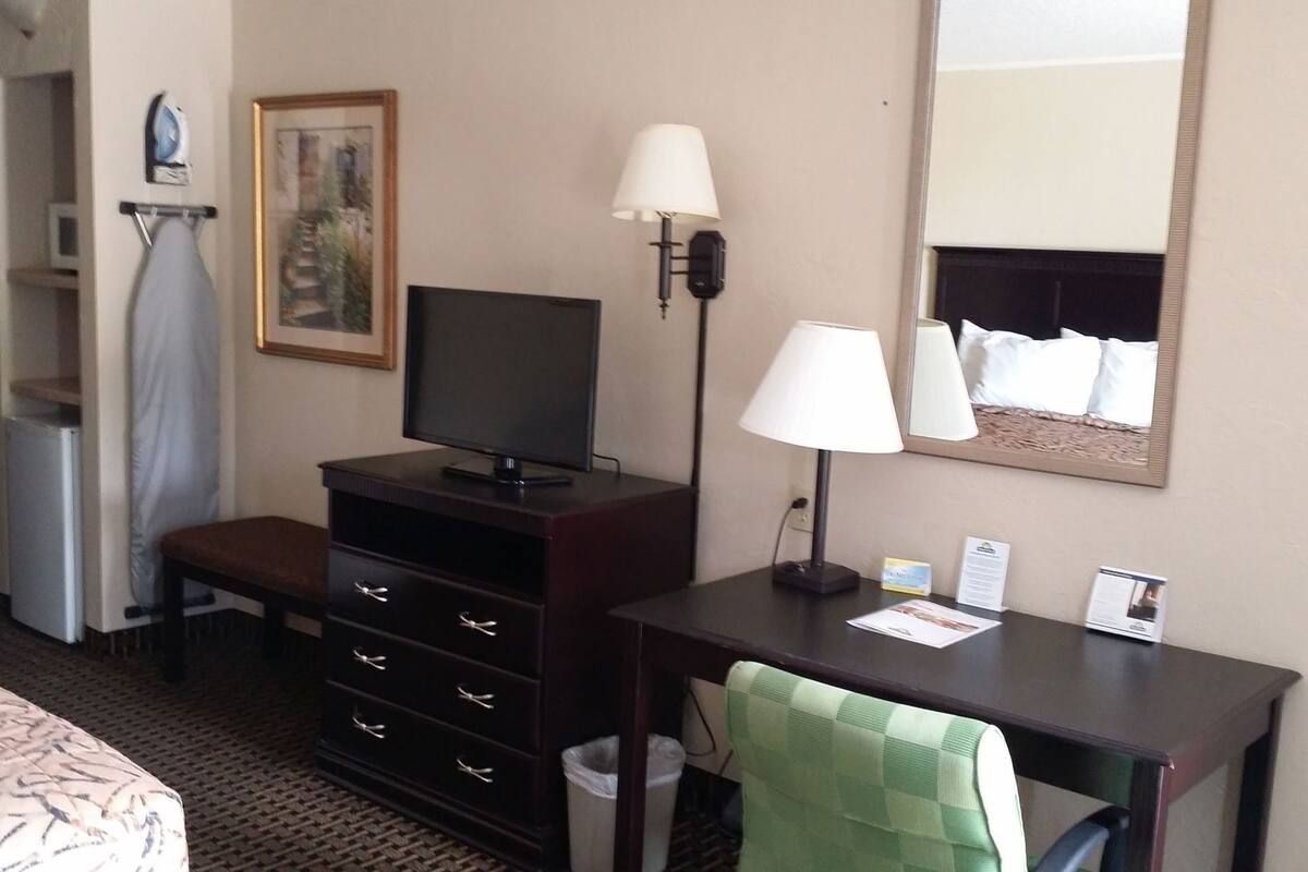 Zimmersafe, Schreibtisch, Bügeleisen/Bügelbrett, kostenlose Babybetten