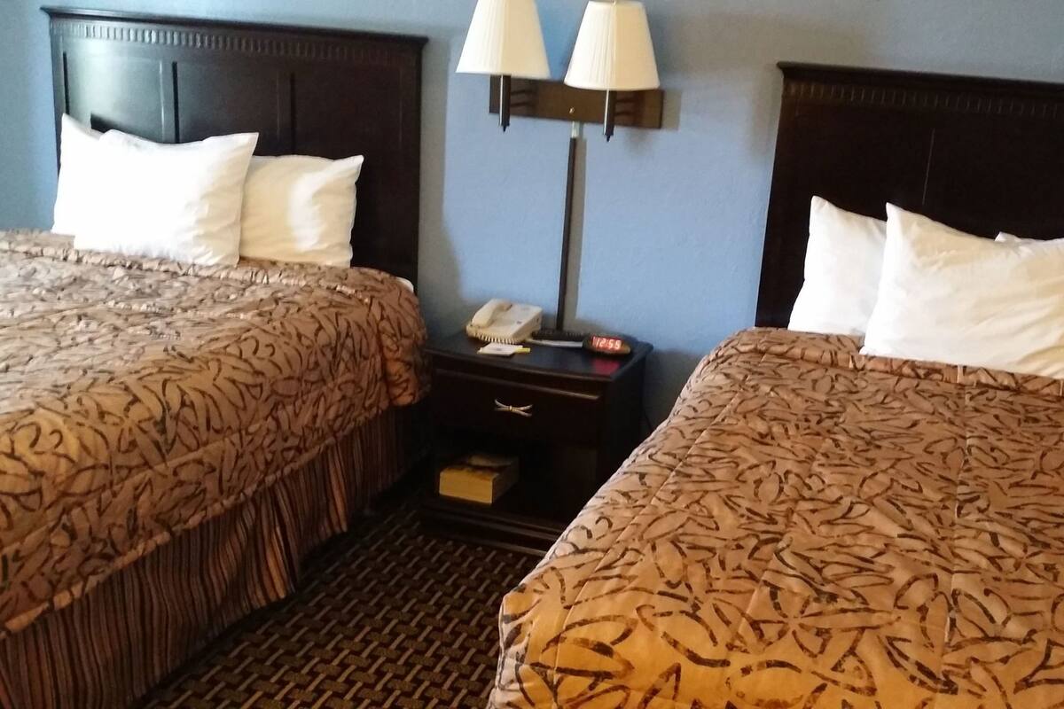 Zimmersafe, Schreibtisch, Bügeleisen/Bügelbrett, kostenlose Babybetten