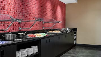 Sarapan prasmanan setiap hari (USD 15 per orang)