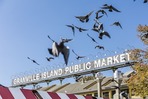 Señal del Mercado Público de Granville Island, con un cielo azul despejado al fondo.