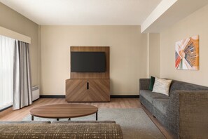 Suite, 1 cama de matrimonio grande | Escritorio, cortinas opacas, tabla de planchar con plancha