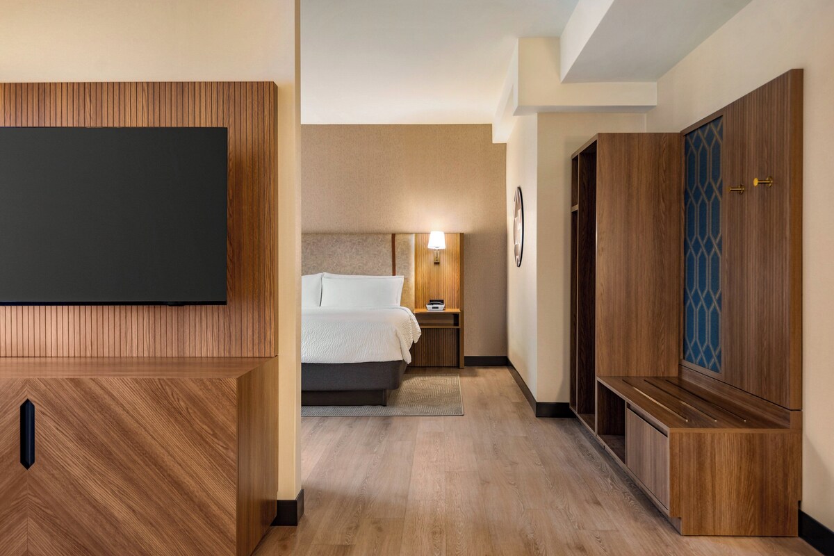 Suite, 1 King Bed | Desk, blackout curtains, iron/ironing board, free cots/infant beds