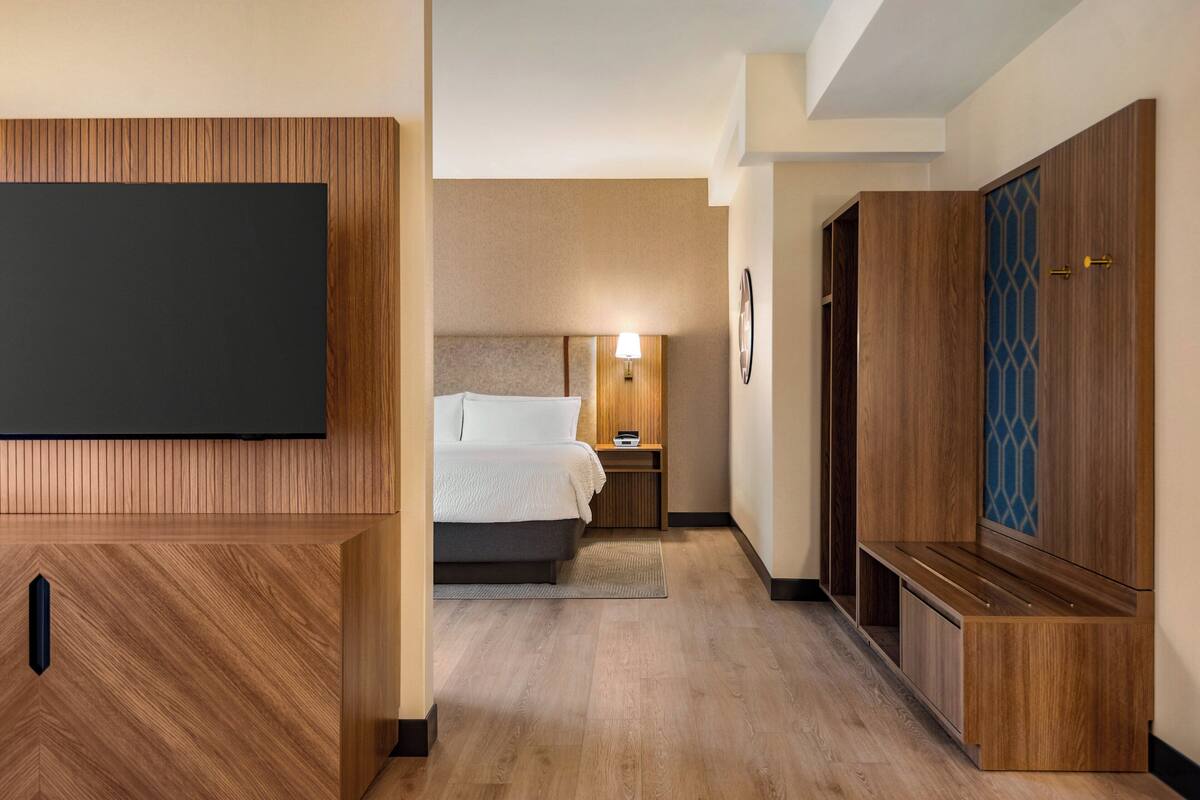 Suite, 1 cama King size | Escritorio, cortinas blackout y tabla de planchar con plancha 