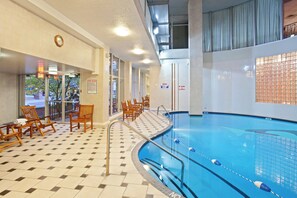 Una piscina cubierta