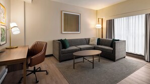 Suite, 1 Tempat Tidur King | Meja kerja, tirai kedap cahaya, dan setrika/meja setrika