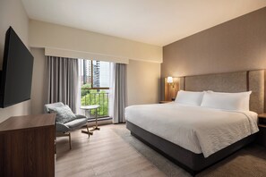 Suite, 1 cama de matrimonio grande | Escritorio, cortinas opacas, tabla de planchar con plancha
