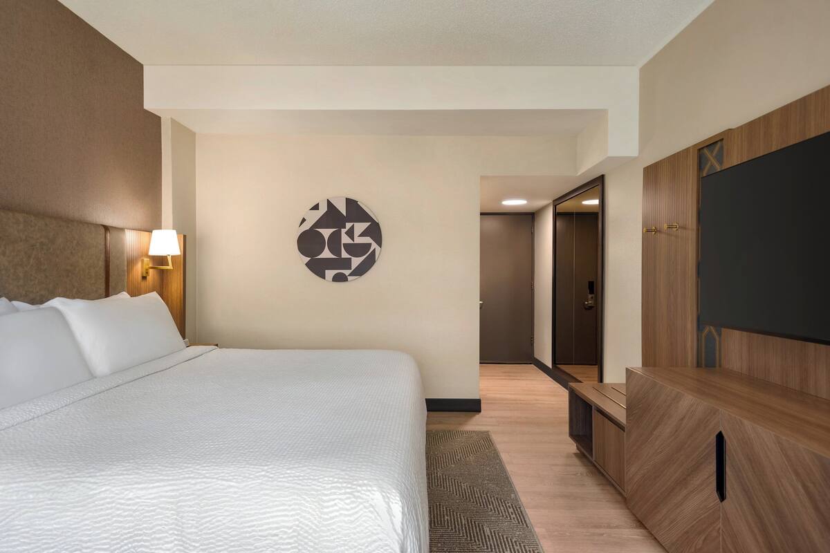 Escritorio, cortinas blackout y tabla de planchar con plancha 