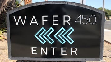 Un segnale con il testo 'WAFER 450 ENTER' e un motivo geometrico.