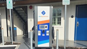 Electric vehicle charging station