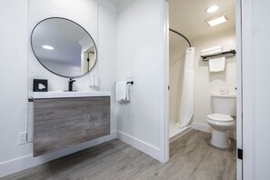 Ensemble douche/baignoire, articles de toilette de luxe