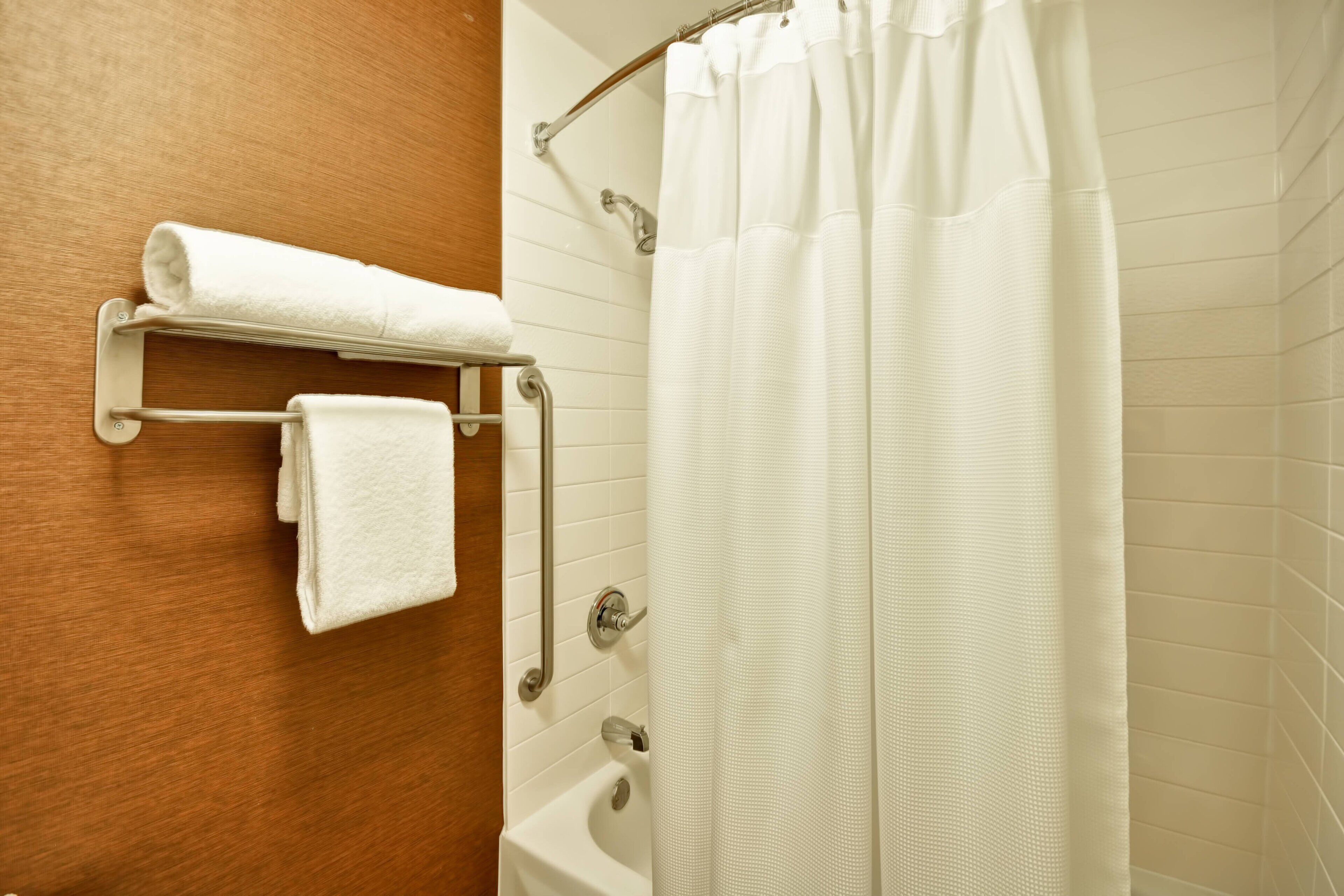 combined shower/bathtub, hair dryer, towels