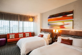 Egyptian cotton sheets, premium bedding, down comforters, pillowtop beds at Hotel Derek