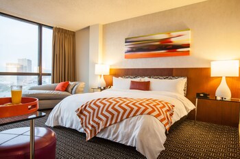 Egyptian cotton sheets, premium bedding, down comforters, pillowtop beds at Hotel Derek
