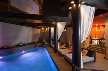Pool (outdoor) at Hotel Derek
